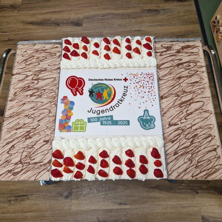 Geburtstags Kuchen für das Jugendrotkreuz 